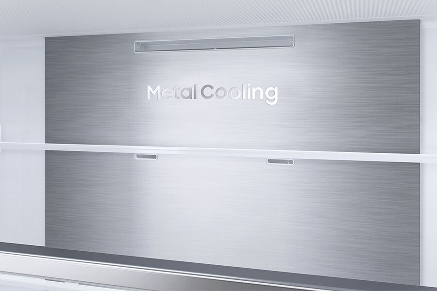 Metal Cooling - Samsung RB53DG703DS9 - Media Expert Wnętrze lodówki z metalową ścianą z napisem \'Metal Cooling\'. Ściana ma szczotkowaną stalową powierzchnię.