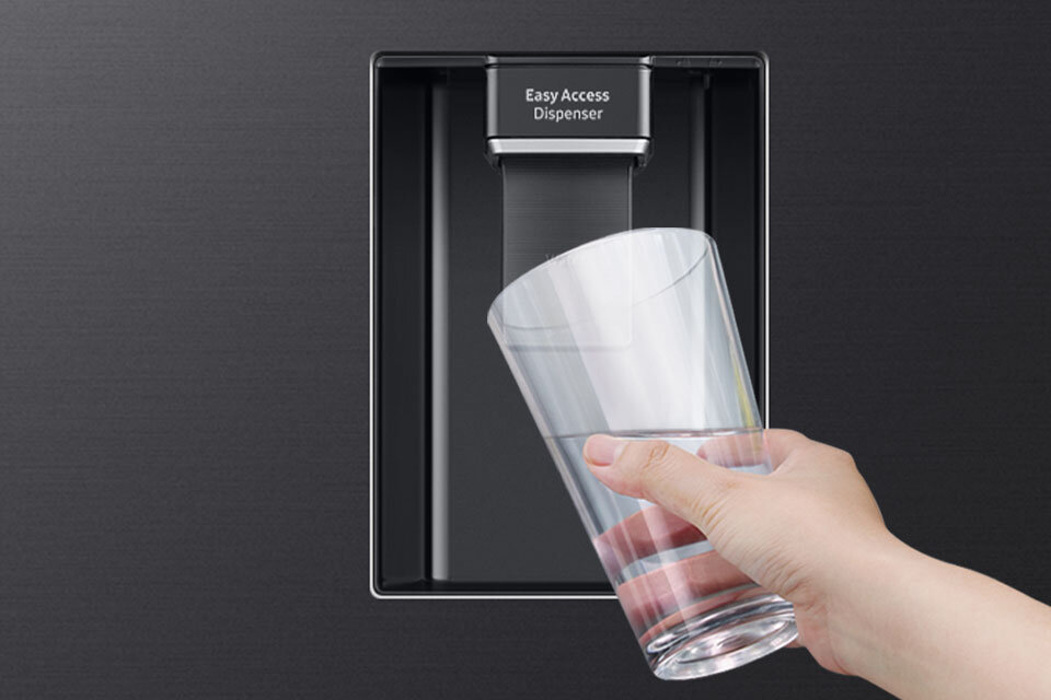 Dystrybutor wody bez szkodliwego bisfenolu A Osoba trzyma szklankę pod podajnikiem wody z napisem \'Easy Access Dispenser\'.