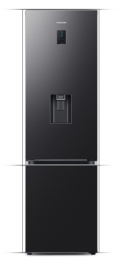 Główne cechy lodówki Samsung Grand+ RB38C650EB1 Grafitowa lodówka z podajnikiem wody i wyświetlaczem na górnych drzwiach. Widoczne logo \'SAMSUNG\'.