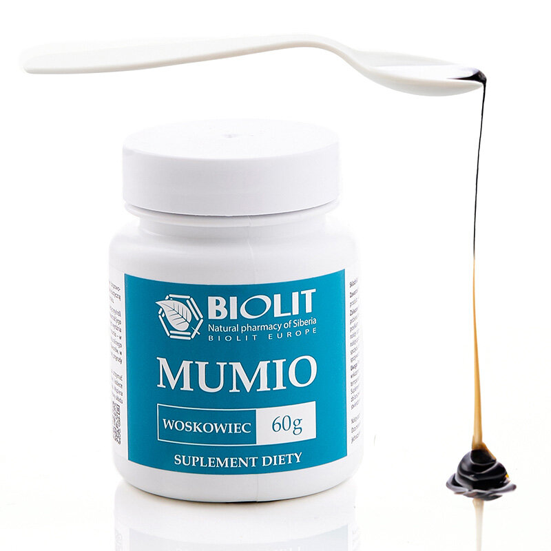 Biały pojemnik z niebieską etykietą zawierającą tekst: \'BIOLIT Natural pharmacy of Siberia BIOLIT EUROPE MUMIO WOSKOWIEC 60g SUPLEMENT DIETY\'. Obok pojemnika znajduje się łyżka z ciemną, lejącą się substancją.