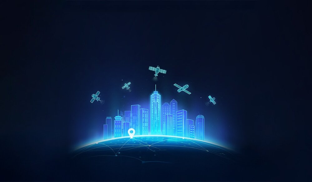 Grafika przedstawia futurystyczne miasto z wysokimi budynkami, nad którym unoszą się satelity. Na pierwszym planie widoczny jest symbol lokalizacji na tle kuli ziemskiej.