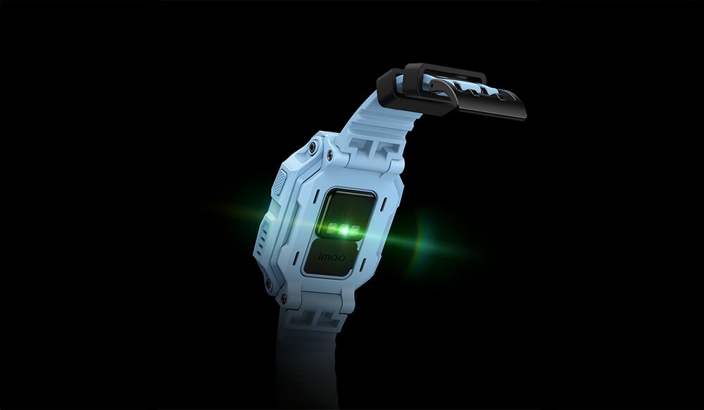 Niebieski smartwatch z wyświetlaczem, na którym widoczne jest logo \'imoo\'. Pasek zegarka jest również niebieski z ciemnymi elementami zapięcia.