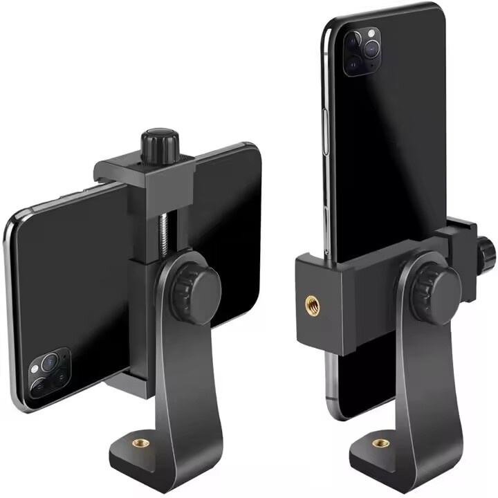 Na obrazie widoczne są dwa uchwyty adaptery na telefon do statywu, w kolorze czarnym, z możliwością obrotu o 360 stopni. Każdy uchwyt trzyma telefon w pozycji pionowej i poziomej, z widocznymi elementami mocującymi i pokrętłami regulacyjnymi.