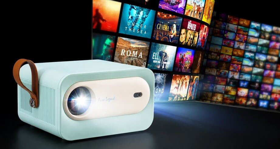 Projektor ACER Aopen QP30 wbudowany system smart aplikacje multimedia, projektor po skosie na czarnym tle