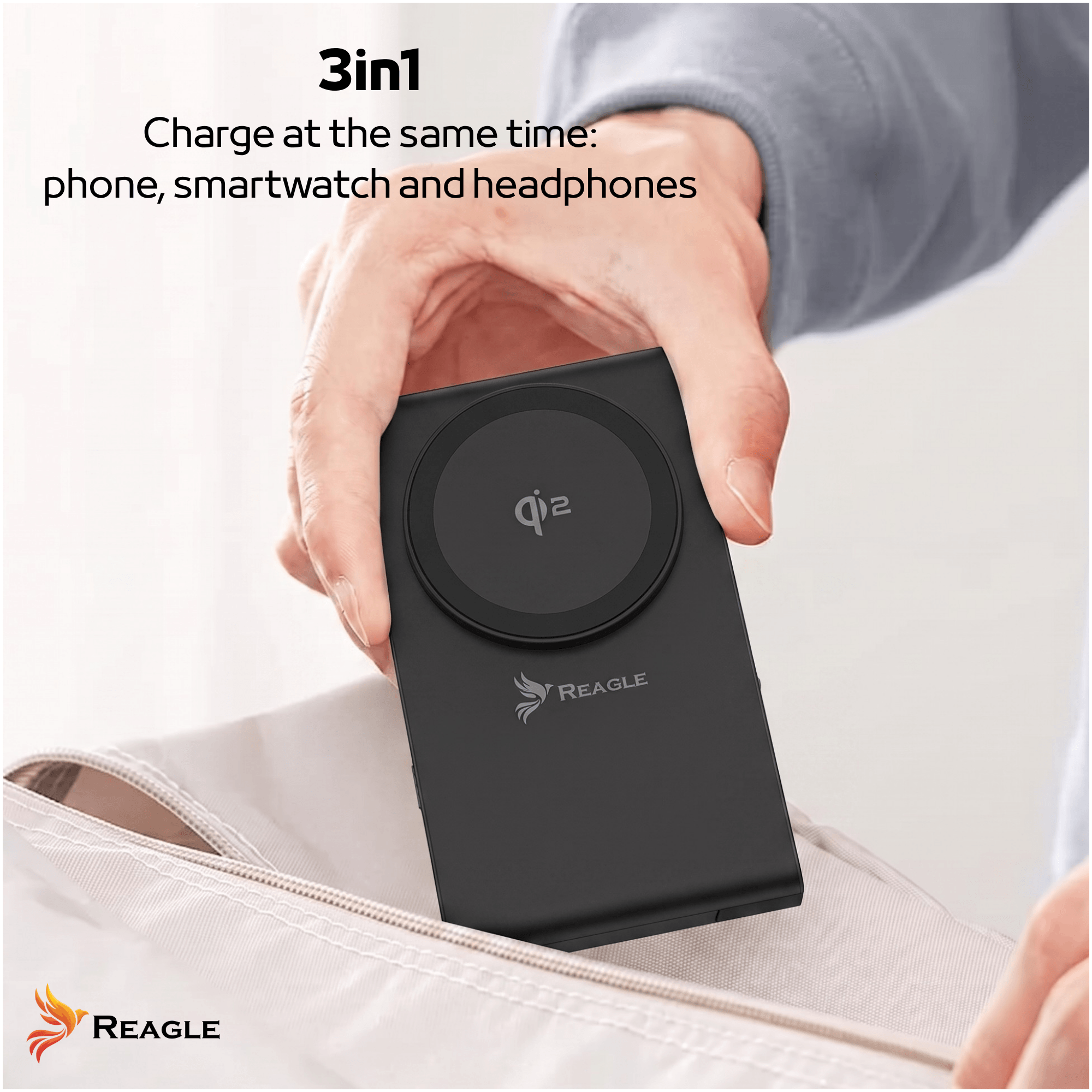 Osoba trzyma czarną ładowarkę indukcyjną z logo \'REAGLE\' i oznaczeniem \'qi2\'. Na obrazie widoczny jest tekst: \'3in1 Charge at the same time: phone, smartwatch and headphones\'.