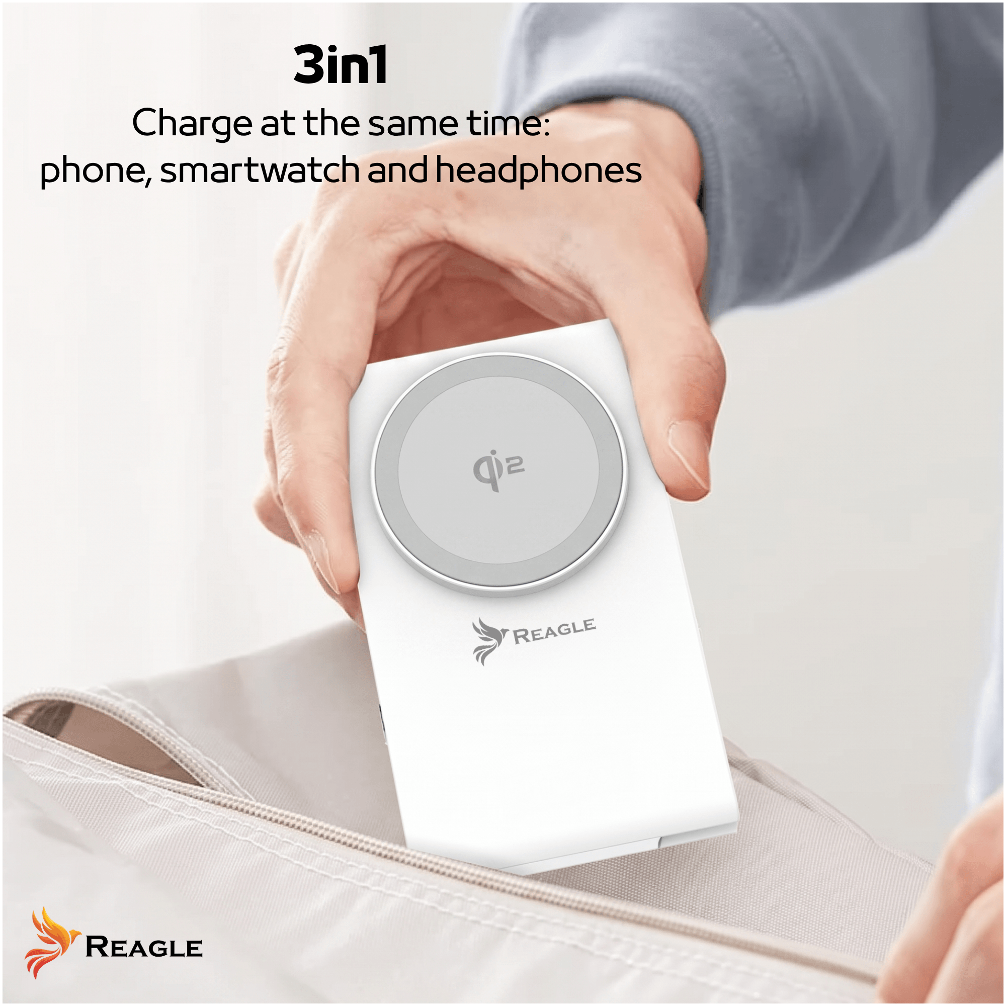 Osoba trzyma białą ładowarkę indukcyjną z logo REAGLE i oznaczeniem \'qi2\'. Na obrazie widoczny jest tekst: \'3in1 Charge at the same time: phone, smartwatch and headphones\'.