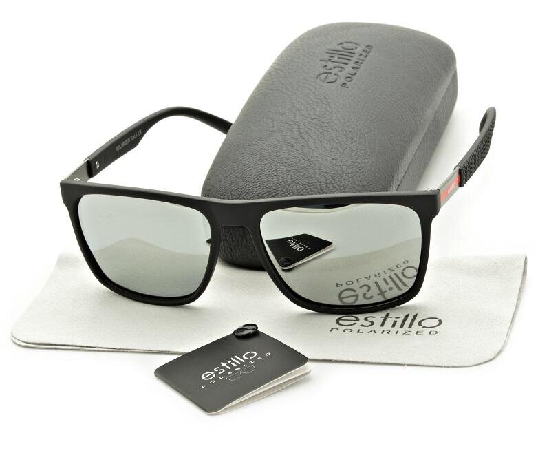 Na obrazie widoczne są czarne okulary przeciwsłoneczne z polaryzacją, etui z napisem \'estillo POLARIZED\' oraz ściereczka z tym samym logo. Obok znajduje się metka z napisem \'estillo POLARIZED\'.