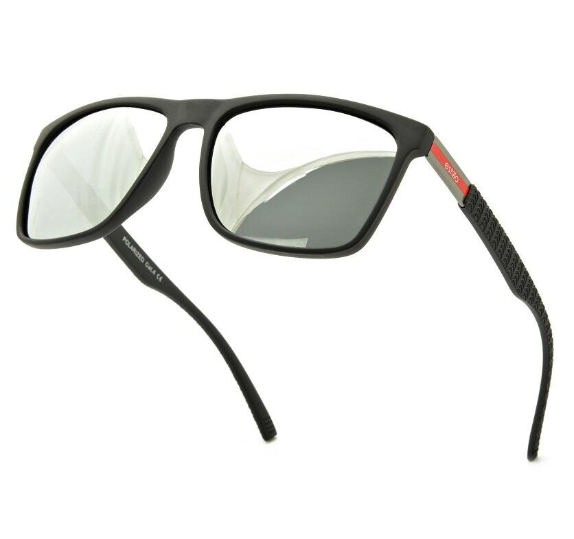 Czarne okulary przeciwsłoneczne z polaryzacyjnymi soczewkami i czerwonym akcentem na zausznikach. Na zauszniku widoczny jest napis \'Polarized Cat. 4\'.