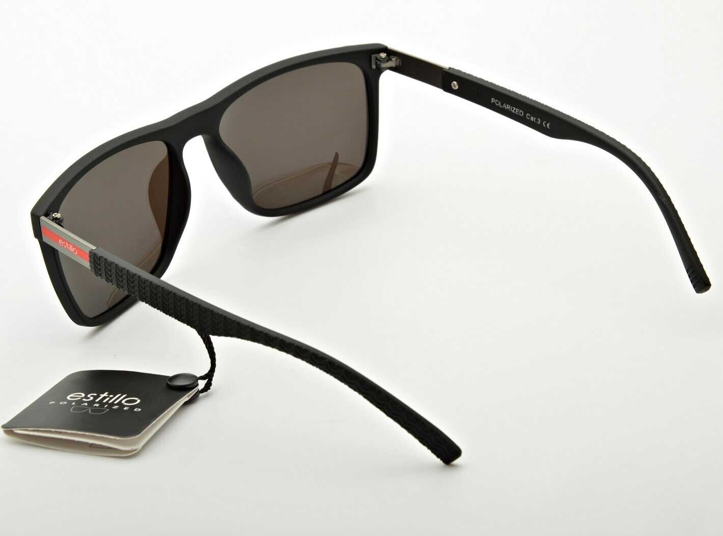 Czarne męskie okulary przeciwsłoneczne z ciemnymi soczewkami, posiadające etykietę z napisem \'estillo polarized\'. Na wewnętrznej stronie zausznika widoczny jest napis \'POLARIZED CE3\'.