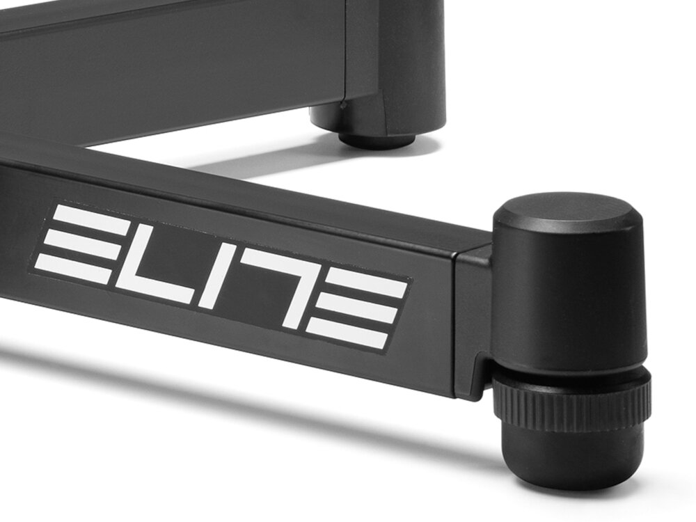 Czarny element konstrukcji z widocznym białym logo \'ELITE\'.