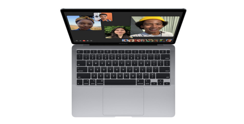 Laptop z otwartym ekranem, na którym widać cztery osoby podczas wideorozmowy. Klawiatura jest czarna, a obudowa ma kolor gwiezdnej szarości.