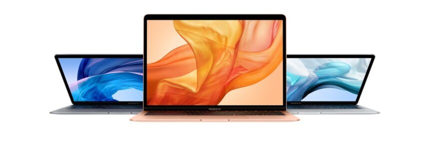 Trzy laptopy z otwartymi ekranami, wyświetlające kolorowe tła w odcieniach pomarańczowym, niebieskim i szarym. Na dolnej ramce środkowego laptopa widoczny jest napis \'MacBook Air\'.