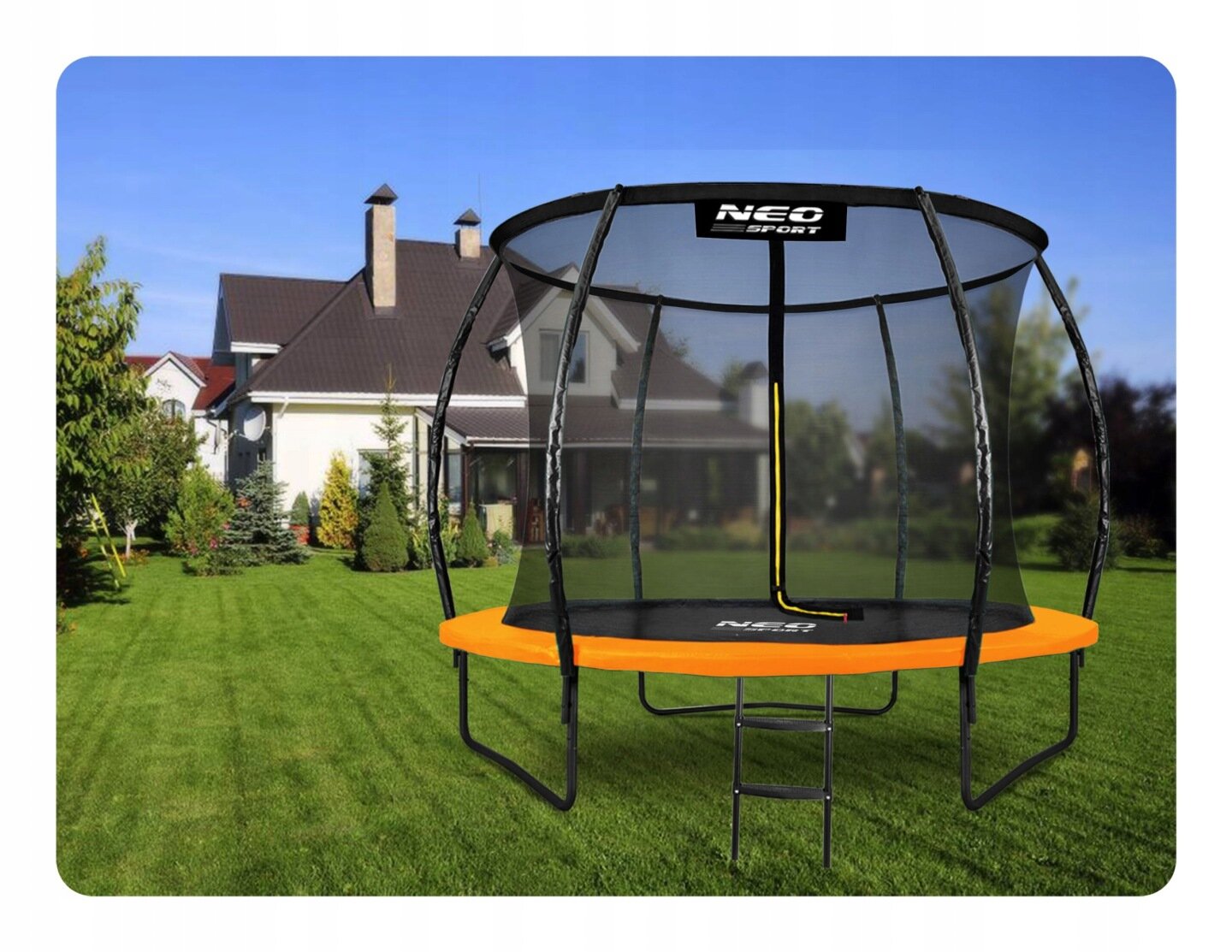 Na obrazie widoczna jest trampolina z siatką ochronną i drabinką, ustawiona na trawniku przed domem. Na trampolinie znajduje się logo \'NEO SPORT\'.