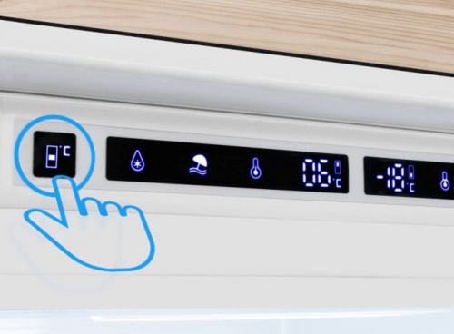 Panel sterowania lodówki z wyświetlaczem cyfrowym pokazującym temperatury 8°C i -18°C oraz ikonami funkcji. Obok panelu widoczna jest graficzna dłoń wskazująca na przycisk z temperaturą 8°C.