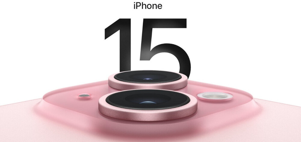 Widoczne są dwa obiektywy aparatu na różowym tle. Nad nimi znajduje się napis \'iPhone 15\'.