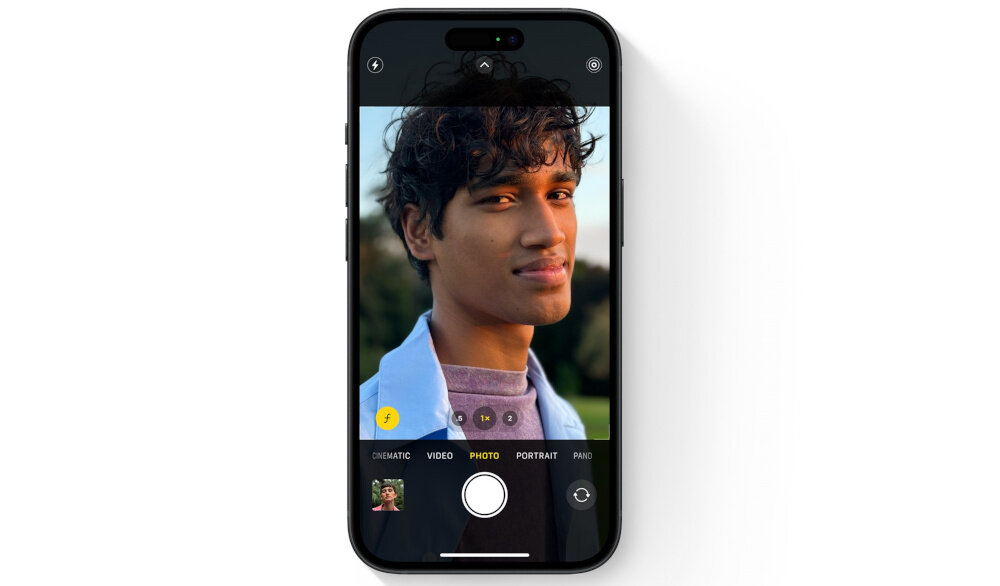Smartfon z włączoną aplikacją aparatu, na ekranie widoczny jest interfejs z trybami: CINEMATIC, VIDEO, PHOTO, PORTRAIT, PANO.