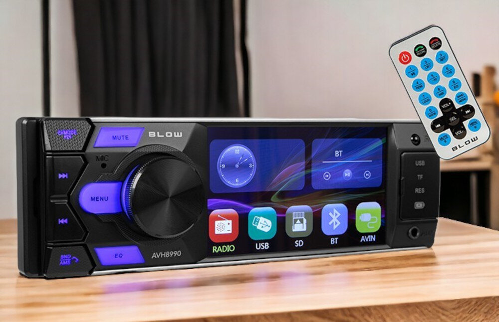 Radio samochodowe z wyświetlaczem dotykowym pokazującym ikony aplikacji takich jak RADIO, USB, SD, BT i AVIN. Obok radia znajduje się pilot z przyciskami w różnych kolorach i logo BLOW.