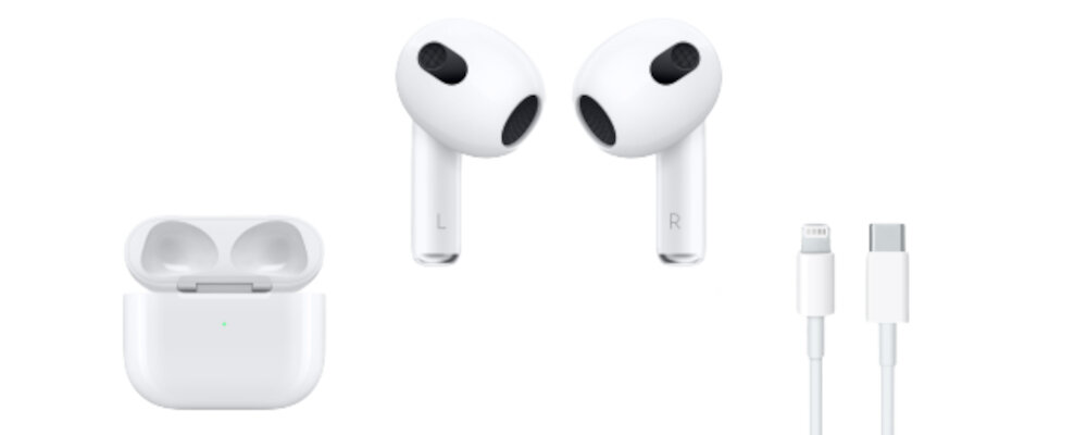 Na obrazie widoczne są białe słuchawki douszne oraz etui ładujące z zieloną diodą. Obok znajduje się biały kabel z końcówkami Lightning i USB-C.