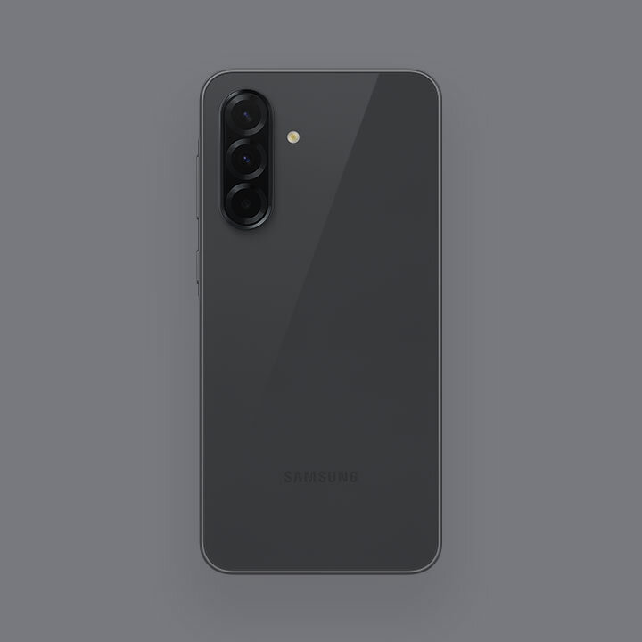 Czarny smartfon z trzema aparatami i lampą błyskową na tylnej obudowie. Widoczne logo: SAMSUNG.