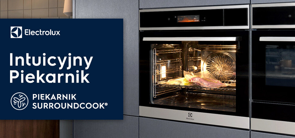 Na obrazie widoczny jest piekarnik z otwartymi drzwiami, w którym znajduje się pieczone mięso. Obok znajduje się niebieski panel z tekstem: \'Electrolux Intuicyjny Piekarnik Piekarnik SurroundCook®\'.