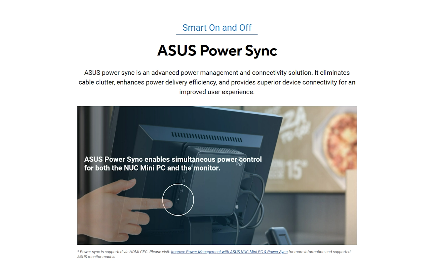 Obraz przedstawia ekran z tekstem \'ASUS Power Sync enables simultaneous power control for both the NUC Mini PC and the monitor.\' Na ekranie widoczna jest ręka wskazująca na urządzenie zamontowane z tyłu monitora.