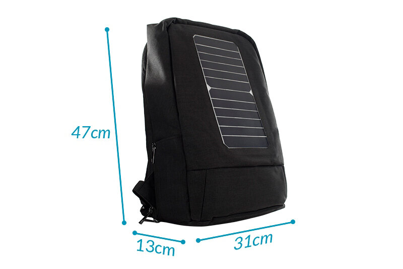 Czarny plecak z wbudowanym panelem solarnym na przedniej części. Wymiary plecaka to 47 cm wysokości, 31 cm szerokości i 13 cm głębokości.