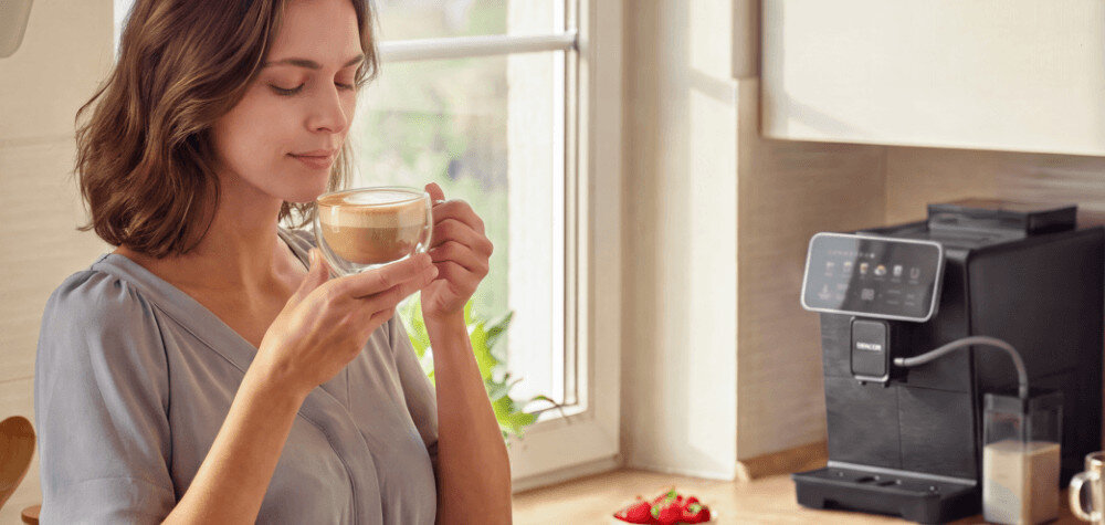 Ekspres SENCOR Enzo SES 9400BK zdjęcie lifestyle dopracowany w każdym detalu Kolorowy panel dotykowy  10 automatycznych programów 4 warianty Cold Brew System LatteFlow technologia Smart Brew Pompa 20 barów, system Thermoblock regulacja mielenia