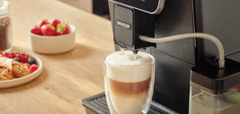 Ekspres SENCOR Enzo SES 9400BK zdjęcie lifestyle do kaw mlecznych system LatteFlow cappuccino lub latte