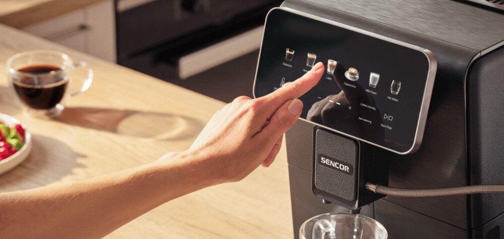 Ekspres SENCOR Enzo SES 9400BK zdjęcie lifestyle Wygodne sterowanie Kolorowy panel dotykowy 10 automatycznych programów 4 tryby Cold Brew 3 zaprogramowane wielkości napoju preferencje