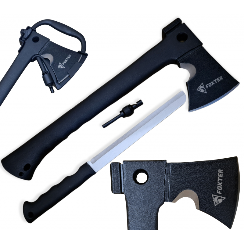 Na obrazie widoczny jest czarny toporek z logo \'FOXTER\' na ostrzu oraz kilka akcesoriów, w tym krzesiwo i multitool. Ostrze toporka jest metaliczne, a rękojeść wykonana z ciemnego materiału.