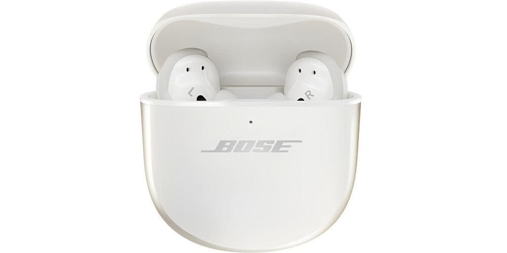 Białe etui z otwartą pokrywą, w którym znajdują się dwie słuchawki dokanałowe. Na etui widoczne jest logo \'BOSE\'.