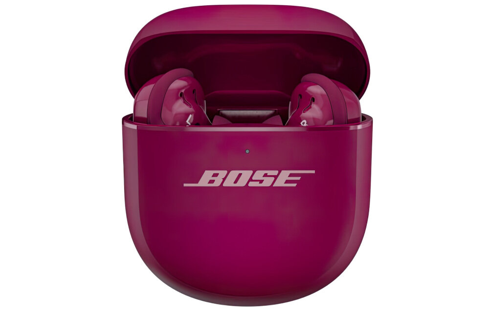 Na obrazie widoczne są słuchawki dokanałowe w kolorze fioletowym umieszczone w otwartym etui ładującym. Na etui znajduje się logo \'BOSE\'.