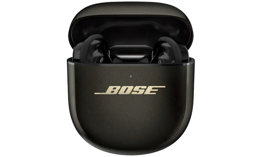 Etui na słuchawki z widocznym logo \'BOSE\' na przedniej części, otwarte, ukazujące słuchawki wewnątrz.
