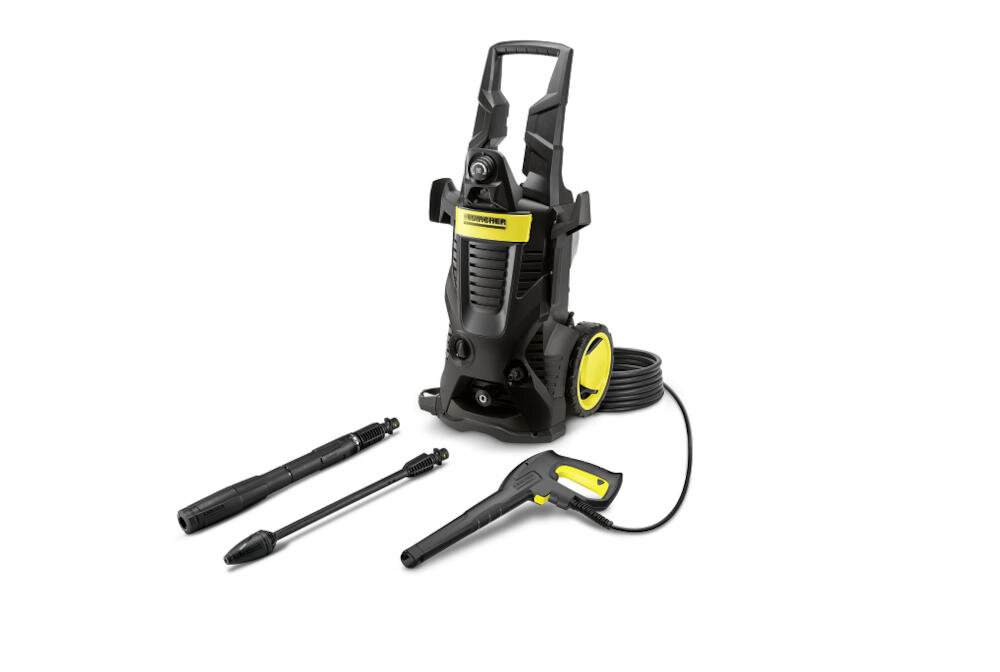 Na obrazie znajduje się czarna myjka ciśnieniowa z żółtymi elementami, w tym logo \'KARCHER\'. Obok myjki leżą dwie dysze i pistolet natryskowy z przewodem.