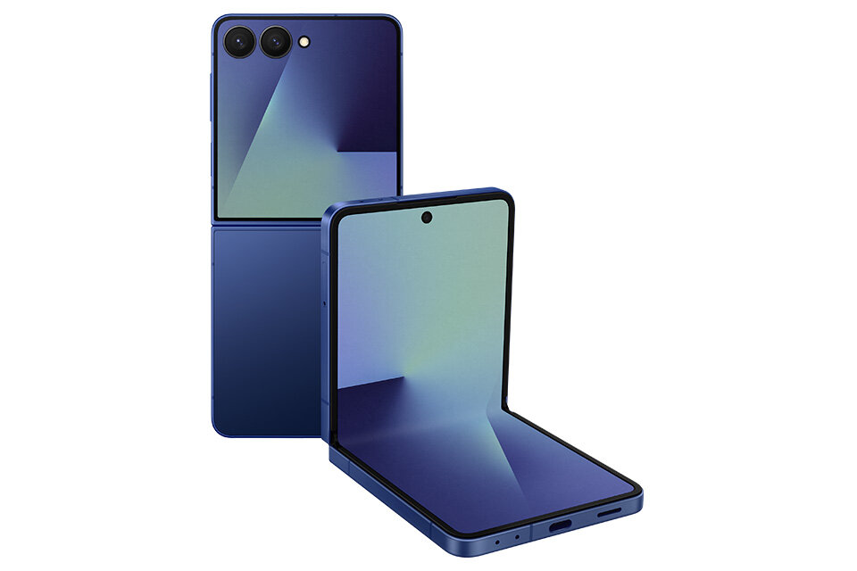 Na obrazie widoczny jest składany smartfon w kolorze ciemnoniebieskim, z dwoma aparatami na tylnej obudowie. Ekran jest częściowo złożony, a na górnej części wyświetlacza znajduje się otwór na kamerę.