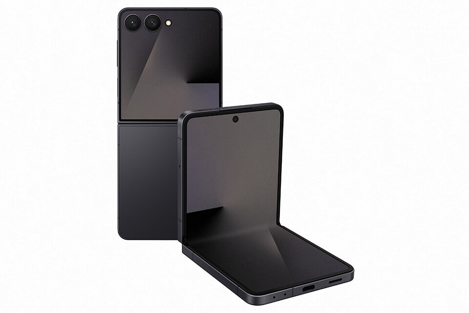 Na obrazie widoczny jest składany smartfon w kolorze czarnym, z dwoma aparatami na tylnej części obudowy. Ekran jest częściowo otwarty, ukazując przednią kamerę umieszczoną centralnie u góry wyświetlacza.