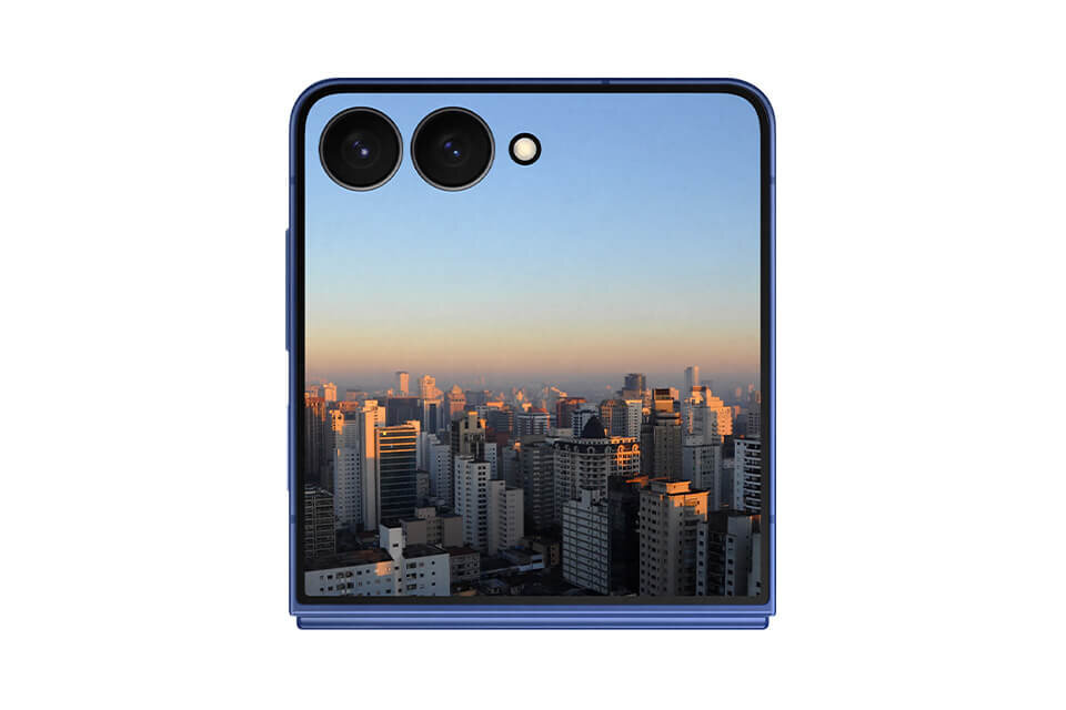 Obraz przedstawia złożony smartfon z widocznym ekranem, na którym wyświetlane jest zdjęcie panoramy miasta o zachodzie słońca. W górnej części urządzenia znajdują się dwa obiektywy aparatu i mały otwór, prawdopodobnie dla lampy błyskowej.