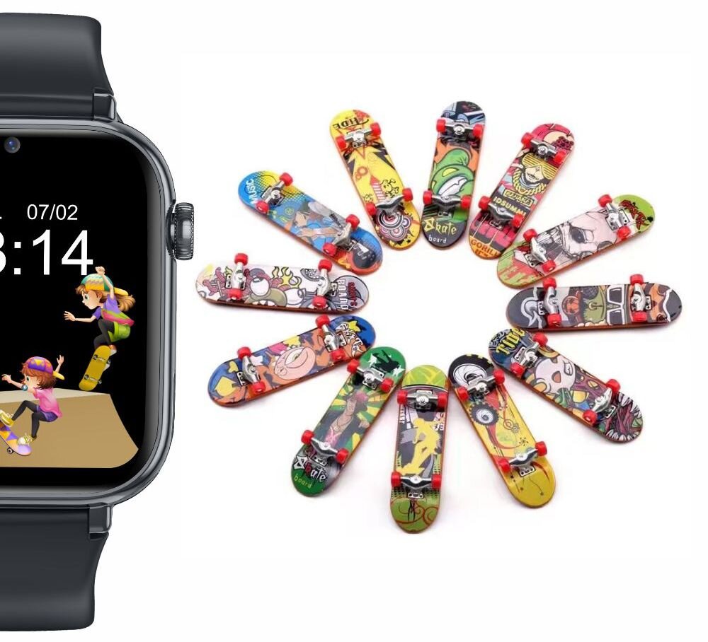 Na obrazie widoczny jest smartwatch z czarnym paskiem, na którego ekranie wyświetlana jest godzina 8:14 oraz data 07/02, a także grafika przedstawiająca postacie na deskorolce. Obok znajduje się zestaw miniaturowych deskorolek z kolorowymi grafikami, ułożonych w okrąg.