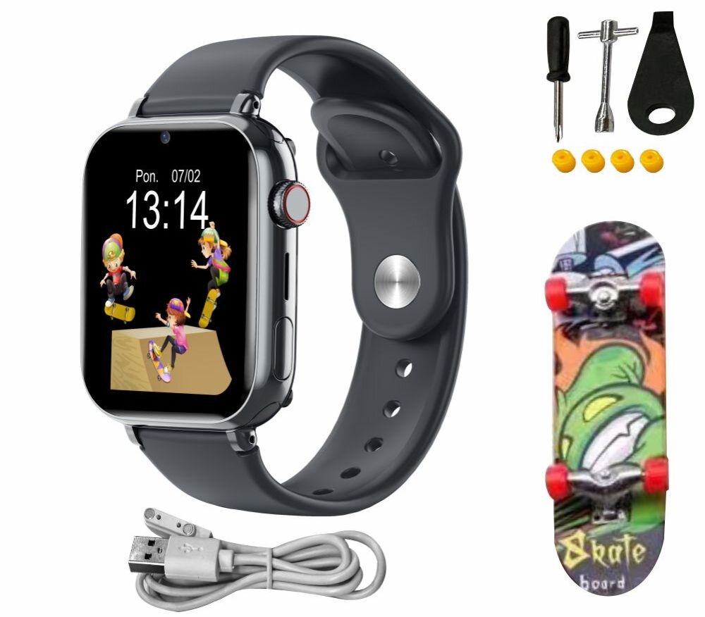 Smartwatch z czarnym paskiem wyświetla godzinę 13:14 i datę Pon. 07/02, na ekranie widoczne są postacie na deskorolkach. Obok znajdują się narzędzia, cztery żółte elementy, kabel USB oraz miniaturowa deskorolka z kolorowym wzorem i napisem \'Skate board\'.