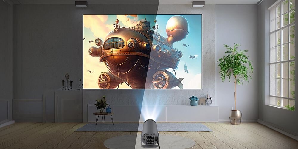 W jasnym pokoju na ścianie wyświetlany jest obraz przedstawiający steampunkowy pojazd latający. Na podłodze stoi projektor, z którego emitowane jest światło na ekran.