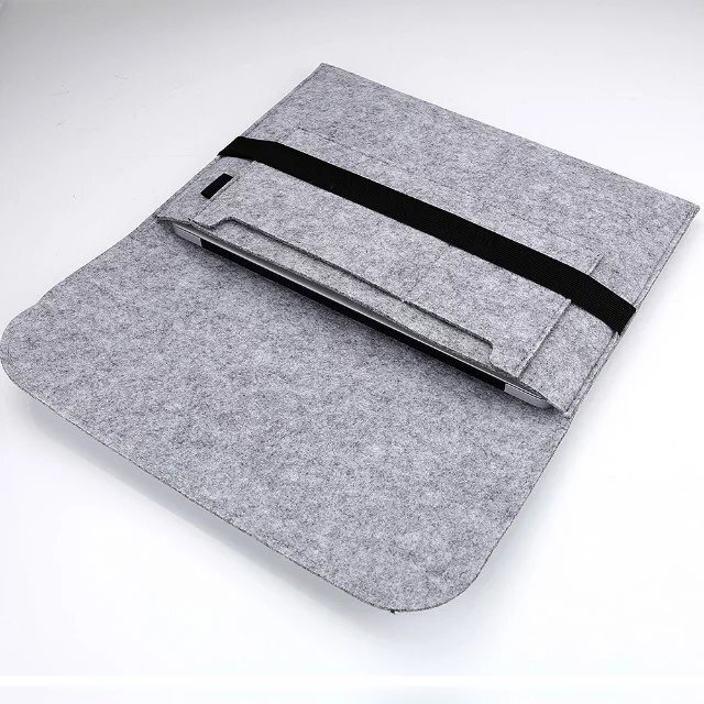 Szare filcowe etui na laptopa z czarnym paskiem, otwarte i widoczne od góry. Etui ma prostokątny kształt z zaokrąglonymi rogami.