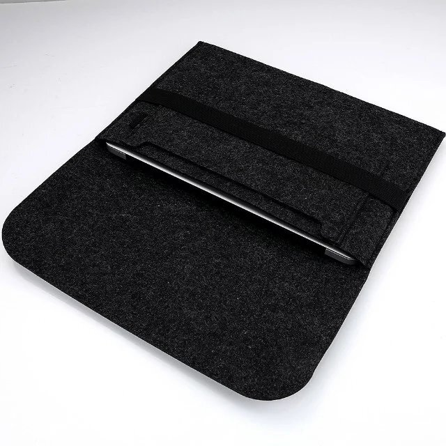 Ciemnoszare filcowe etui na laptopa z widocznym laptopem wsuniętym do środka. Etui ma prostokątny kształt z zaokrąglonymi rogami i czarnym paskiem zabezpieczającym.