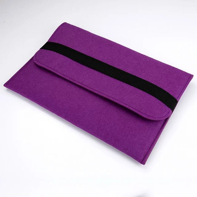 Fioletowe filcowe etui na laptopa z czarnym paskiem na klapie. Etui leży na białym tle.