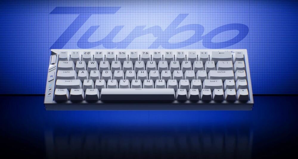 Na obrazie widoczna jest klawiatura z białymi klawiszami na tle niebieskiego ekranu z napisem \'Turbo\'.