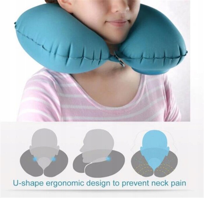 Osoba nosi niebieską poduszkę podróżną w kształcie rogala na szyi. Na dole widoczny jest tekst: \'U-shape ergonomic design to prevent neck pain\'.