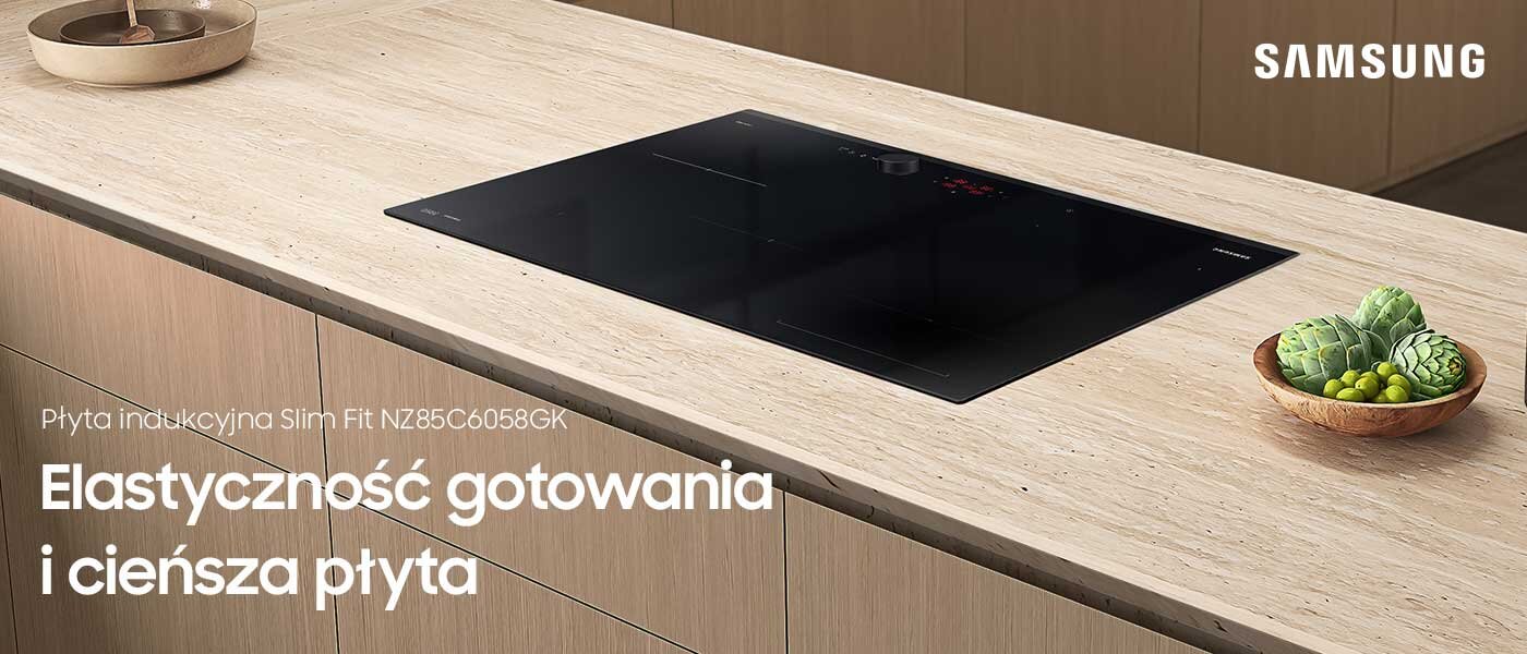 Na blacie kuchennym znajduje się czarna płyta indukcyjna. Tekst na obrazie: \'Płyta indukcyjna Slim Fit NZ85C5047GK Elastyczność gotowania i cieńsza płyta\'.