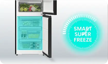Otwarta lodówka z widocznymi półkami i produktami spożywczymi. Obok lodówki znajduje się napis \'SMART SUPER FREEZE\'.