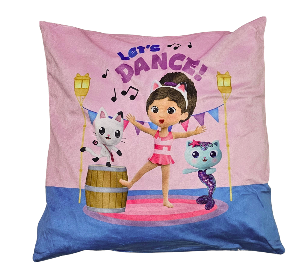 Poduszka z ilustracją dziewczynki w różowej sukience, kota i syrenki na tle różowo-niebieskim. Widoczny napis: \'Let\'s DANCE!\' oraz nutki.
