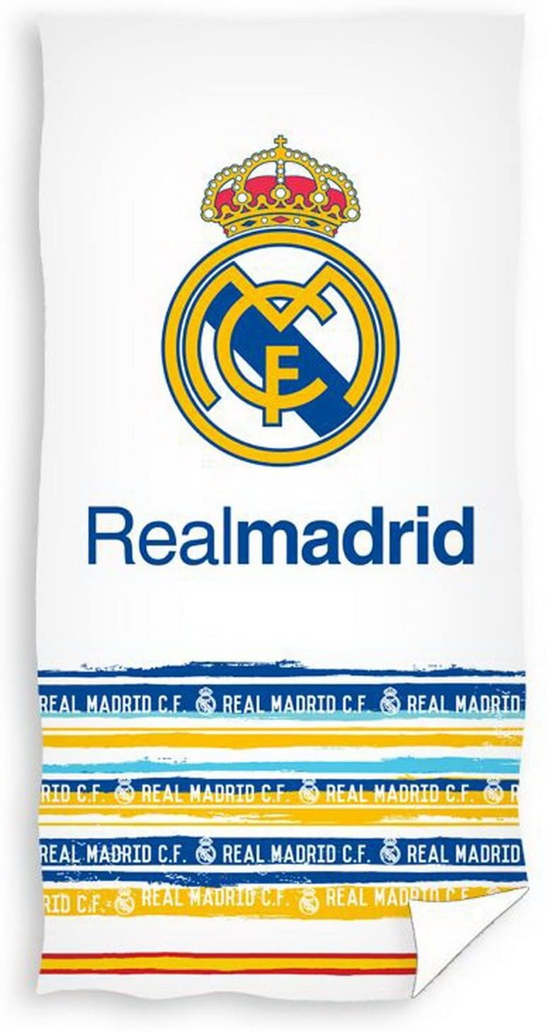 Ręcznik plażowy z logo Real Madrid i napisem \'Real Madrid C.F.\' w różnych kolorach na paskach. Widoczna jest korona nad logo klubu.