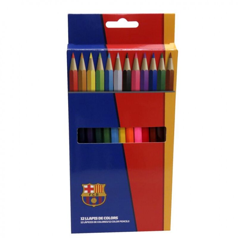 Opakowanie kredek z 12 kolorami, ozdobione logo FCB i kolorami klubu. Na dole widnieje napis: \'12 LAPIS DE COLORS 12 LÁPICES DE COLORES/12 COLOR PENCILS\'.